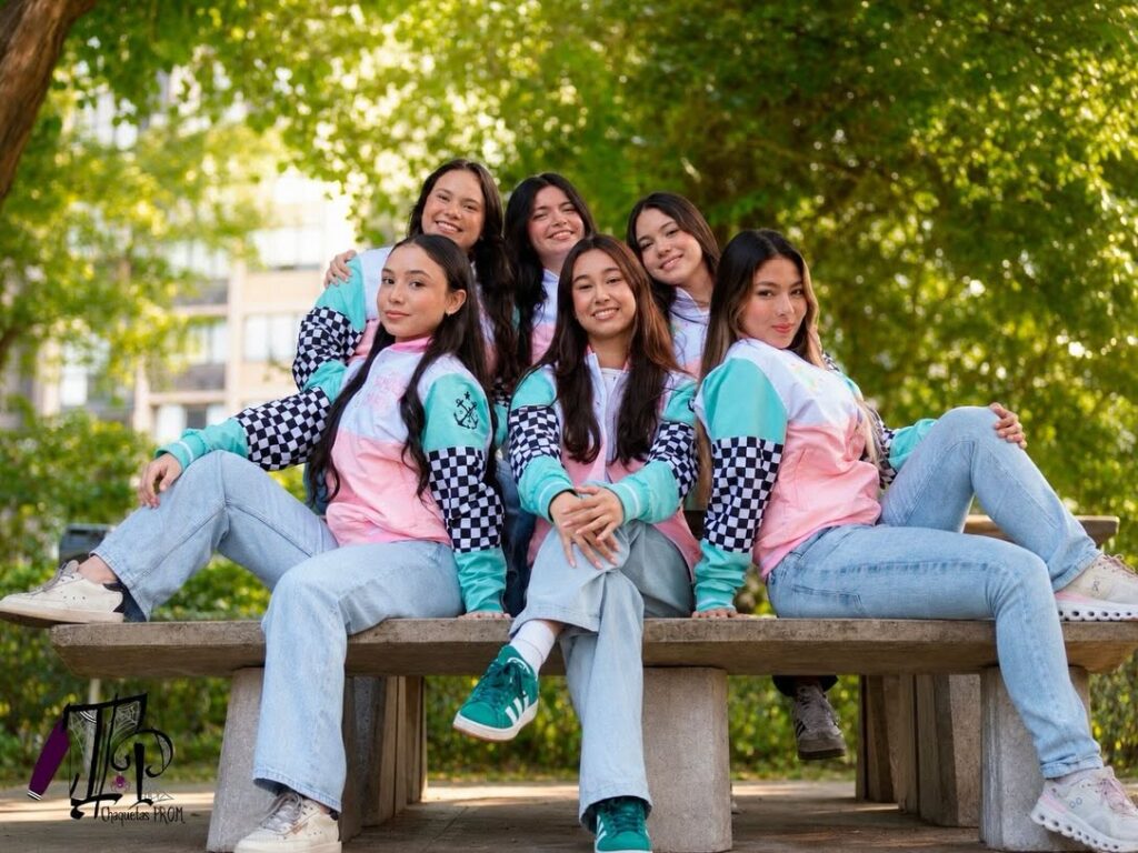 Promoción de colegio con sus chaquetas PROM 1